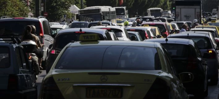 Kλειστή η κάθοδος της Κηφισίας στο ύψος της Αρδηττού -Λάδια στο οδόστρωμα